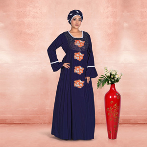 Kaftan brodé en rayonne avec un motif de pointeau détaillé, des motifs floraux imposants, des manches évasées douces et une longueur élégante jusqu'au sol. - Product Image 3