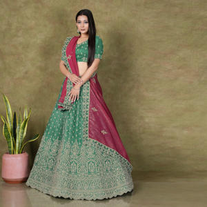 Ensemble Lehenga Choli en soie croquante avec broderie florale riche et jupe à ourlet richement orné, accompagné d'un dupatta contrastant - Product Image 2