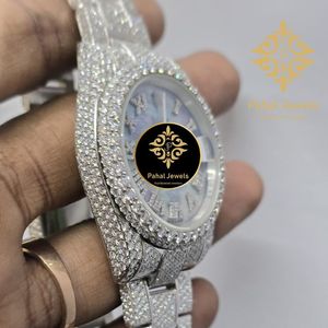 นาฬิกาข้อมือสตรีสแตนเลสสตีลสุดหรูจาก Pahal Jewels พร้อมกรอบประดับเพชรและหน้าปัดสีรุ้ง ระบบควอตซ์แบบอนาล็อก - Product Image 3