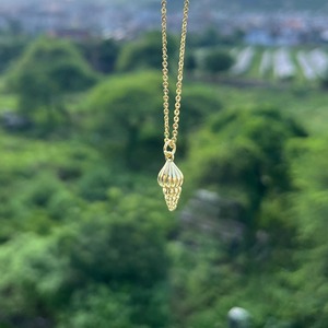Collar con colgante moderno de concha de caracol náutico en espiral, chapado en oro de 18k, estilo playero, para amantes del océano y los viajes. - Product Image 3