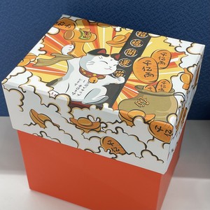 Chat porte-bonheur Maneki Neko en céramique en kimono floral jaune, design traditionnel artisanal pour la décoration de la maison, présentation sur table - Product Image 6