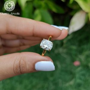Bague de fiançailles classique en moissanite taille coussin en or jaune 18 carats certifiée IGI, alliance pour femme sertie à griffes - Product Image 1