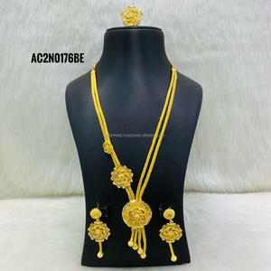 Ensemble de collier avec chaîne en laiton plaqué or 18 carats et pendentif fleur - Cadeau classique pour femme pour fiançailles, mariage, fête et anniversaire - Product Image 1