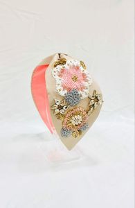 Bandeau pour cheveux brodé de perles de qualité supérieure, magnifique accessoire pour cheveux fait main pour les passionnés de mode - Product Image 3