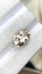 พลอยมอร์แกไนต์ทรงรีธรรมชาติแท้ คุณภาพสีและความเงางามยอดเยี่ยม เบอร์ริลธรรมชาติ 4.05 กะรัต สะอาดระดับ Loupe - Product Image 2