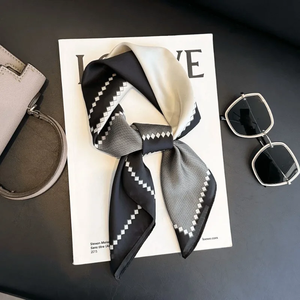 Pañuelo de Seda Cuadrado de 70cm en Blanco y Negro para Mujer, Elegante y Duradero para las Cuatro Estaciones, con Detalles en Dorado Ámbar, Accesorio de Moda - Product Image 5