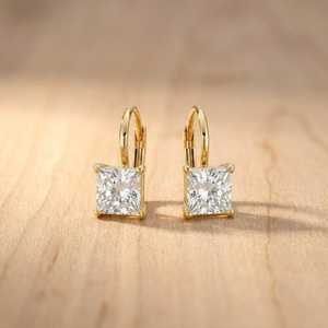 ต่างหูทรงหยดน้ำประดับเพชรทรงปรินเซสคัท ผลิตในห้องปฏิบัติการ ทองคำแท้ 10K 14K 18K สีเหลือง ชมพู ขาว ความใสระดับ E ความสะอาดระดับ VVS รับรองโดย IGI - Product Image 1