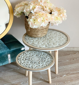 Mesa de centro moderna con pedestal y incrustaciones florales monocromáticas en blanco y negro, disponible a precios de mayorista. - Product Image 6