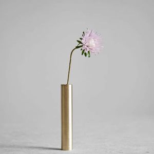 Elegante Florero Metálico para Rosas Frescas, Tulipanes, Lirios y Decoración Elegante para el Hogar - Product Image 1