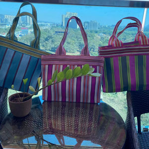 Sacs de plage et de cosmétiques personnalisés en nylon recyclé tissé à la main, écologiques, imperméables, à poignée souple, et sacs de courses rayés tissés à la mode - Product Image 1