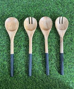 Ensemble de 4 Cuillères à Salade Artisanales en Bois de Mangue – Ustensiles de Cuisine Écologiques en Bois Naturel avec Manche Trempé Noir - Product Image 1