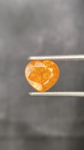 Piedra de Granate Mandarina Spessartita Natural Certificada por IGI, Corte en Forma de Corazón, con Buen Color y Brillo, Calidad de 3.68 Quilates - Product Image 3