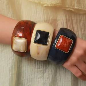 กำไลข้อมือเรซิ่นทำมือ เครื่องประดับแฟชั่นที่ไม่เหมือนใครสำหรับผู้หญิง น้ำหนักเบา ใช้ตกแต่งข้อมือสำหรับสวมใส่ทุกวัน - Product Image 2