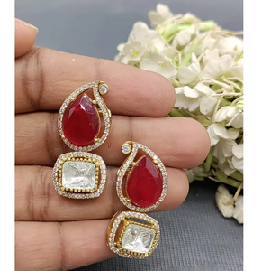 Boucles d'oreilles pendantes ethniques plaquées or Royal Look avec détails décoratifs pour les fiançailles, les saisons festives et les fêtes, en provenance d'Inde - Product Image 4