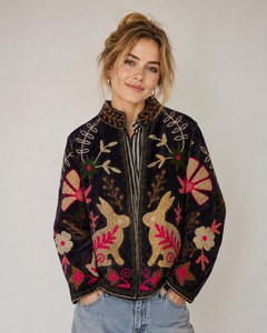 Giacca da donna vintage con ricami Suzani, motivo floreale e coniglietto, stile boho, cappotto invernale di tendenza - Product Image 1