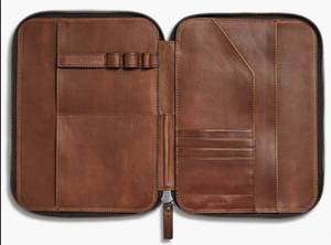 Funda de Pasaporte Personalizada Artha de Cuero Genuino con Nombre Grabado con Láser, Cierre de Cremallera, 5 Pulgadas - Product Image 2