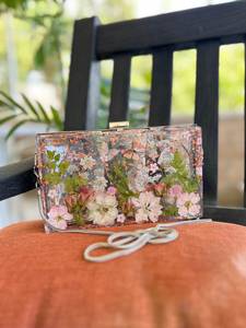 Boîte à bijoux en résine transparente faite à la main, design moderne et élégant, motif floral, détail peint à la main avec un ange, pour la décoration de mariage - Product Image 5