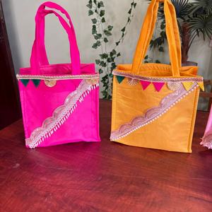 Bolsas de regalo étnicas vibrantes hechas a mano, celebración de la tradición y el color, impresionantes bolsas étnicas hechas a mano, bolsa de boda Shagun. - Product Image 1