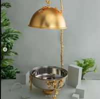 Bol de service doré avec couvercle en dôme, base en acier inoxydable, support floral orné, élégant objet de présentation pour buffet