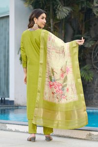 Traje de Pantalón Recto de Seda Viscosa de Lujo con Bordado Multihilo y Dupatta de Seda Muselina Estampada, Ropa Étnica India - Product Image 5