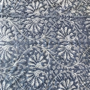 ผ้าฝ้ายพิมพ์ลายด้วยมือ – ลายดอกไม้โบราณ |   ฐานสีเทาพร้อมลวดลายสีขาว |   สิ่งทอทำมือจากอินเดีย - Product Image 2