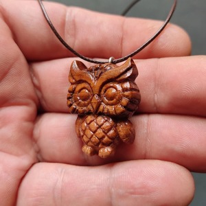 สร้อยคอจี้นกฮูกไม้แกะสลักด้วยมือ เครื่องประดับงานฝีมือ สีน้ำตาลธรรมชาติ - Product Image 3