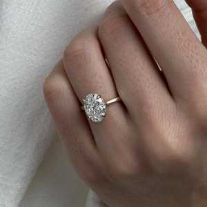 Anillo de Compromiso con Diamante Ovalado de 2.5 Quilates Cultivado en Laboratorio, con Halo Oculto, Anillo de Cátedra de Alta Gama con Tallo Cónico, Certificado por IGI - Product Image 2