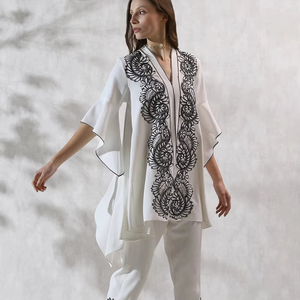 ชุดเซ็ตสองชิ้นลำลองสำหรับผู้หญิง สไตล์ฤดูร้อน ทันสมัย ความยาวเหนือเข่า กางเกงขาสั้นปักลาย พร้อมเสื้อทอผ้าลายดอกไม้ยาว ความยาวสั้น ลายเรียบ - Product Image 3