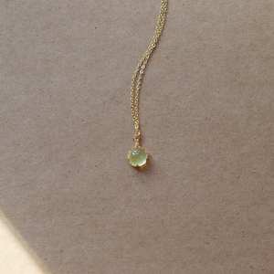 จี้เพรนไนต์สีทองธรรมชาติ สร้อยคอพลอย คริสตัลบำบัด ดีไซน์สวยงาม ประดับด้วยเงินแท้ 925 และทอง 14k - Product Image 1