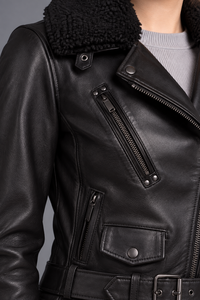 Chaqueta de cuero negra para mujer, estilo motero, con cuello de piel de oveja, chaqueta de moto personalizada con cinturón, ropa de calle, chaqueta de cuero para mujer, a la moda - Product Image 4