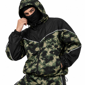 Chaqueta con capucha cortavientos con estampado de camuflaje personalizado para hombre, conjunto de pantalones cargo techwear, ropa de senderismo con ribetes de camuflaje. - Product Image 3