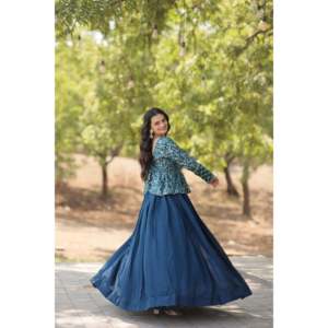 Shimmer Vichitra Pure Dyable Viscose Jacquard Avec Un Design De Fleurs Riches Et Des Paillettes Brodées Travail Lehenga Choli - Product Image 6