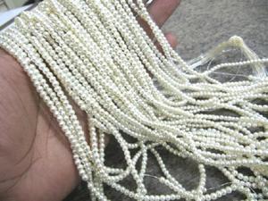 Perles blanches rondes de 4 mm vendues par brin de 26 pouces de long - Product Image 3