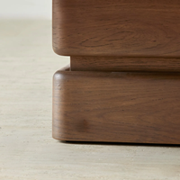 Table basse artisanale en bois recyclé avec variations de grain naturel et finition mate, design personnalisable, forme sur mesure, salon