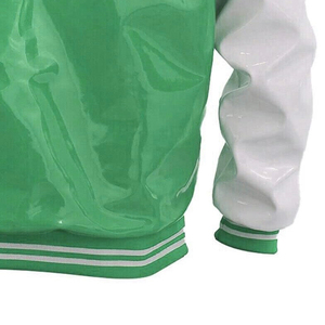 เสื้อแจ็คเก็ตหนัง PVC สำหรับผู้ชาย แบบ Varsity คอตั้ง พร้อมโลโก้ด้านหน้า คุณภาพสูง ปรับแต่งได้ สไตล์ลำลอง สำหรับฤดูหนาว เหมาะกับการสวมใส่แนวสตรีท - Product Image 5