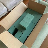 Mousse florale humide pour fleurs fraîches ou plantes artificielles, adaptée aux tiges souples ou moyennes, pour la décoration d'événements sur mousse florale.