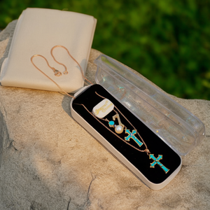 Pendentif chaîne plaqué or 18 carats avec pierres autrichiennes, turquoise et perle, design vintage chrétien numéroté - Product Image 3