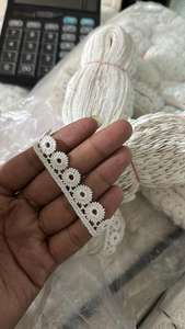 Dentelle en coton épais idéale pour les tenues de mariage, les bordures de chemisiers et les vêtements ethniques. - Product Image 2