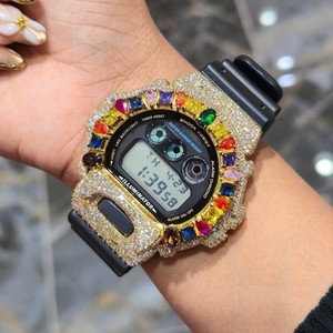 Montre numérique à quartz de luxe avec lunette sertie de pierres arc-en-ciel, cadran en cristal saphir, bracelet en plastique, affichage de la date pour homme - Product Image 4