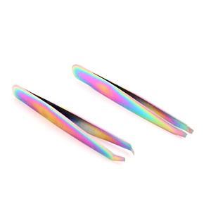 La pince à épiler pointue cible les poils incarnés fins et courts offrant une précision pour le toilettage des sourcils - Product Image 2