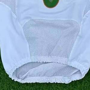 Uniforme de football américain imprimé par sublimation sur toute la surface avec tissu extensible quadridirectionnel, col en V, manches courtes, rembourré - Product Image 3