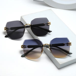 Gafas de Sol Unisex de Lujo Extra Grandes, Cuadradas, sin Marco, con Degradado Multicolor, Protección UV400, Color Gris, para Exteriores - Product Image 3