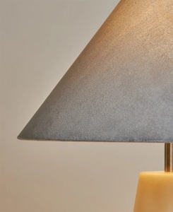 Lampe de table en marbre blanc de luxe avec base conique en pierre, abat-jour conique contemporain, éclairage d'ambiance doux et décoration haut de gamme - Product Image 4