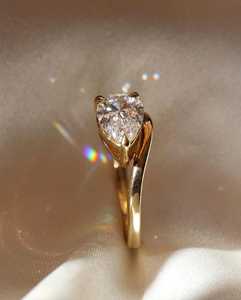 แหวนหมั้นมอสซาไนต์ทรงลูกแพร์ 3 กะรัต ของขวัญวันครบรอบ แหวนแบบวงแหวนซ่อน 14K / 18K ทองคำขาว ประดับเพชรแบบฝัง แหวนคริสต์มาส - Product Image 1