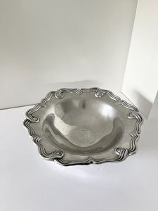 Assiette de service vintage en métal, forme irrégulière, polie, durable, design solide, style vaisselle de fête - Product Image 1