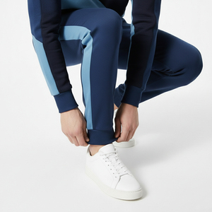 Ensemble de survêtement sportif personnalisé avec logo pour hommes et femmes, idéal pour la gym, le fitness, l'entraînement, le jogging et la course à pied - Product Image 4