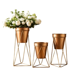 Ensemble élégant de 3 supports de plantes au sol et de table en cuivre métallique doré avec base en fil métallique géométrique pour plantes d'intérieur - Product Image 2
