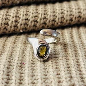 Anillo de latón geométrico con peridoto, chapado en plata, para mujer, con piedra preciosa, venta al por mayor - Product Image 1