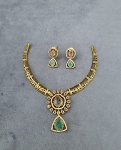 Ensemble Collier et Boucles d'Oreilles en Saphir Taille Poire à Motif Floral AD de Qualité Supérieure, Bijoux de Mariage de Créateur Haut de Gamme, Vente en Gros - Product Image 3