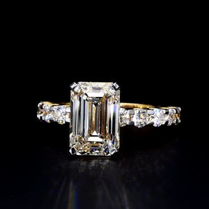 Bague de fiançailles en émeraude et diamant de qualité supérieure avec pierres latérales brillantes pour des célébrations de mariage et d'anniversaire élégantes - Product Image 1